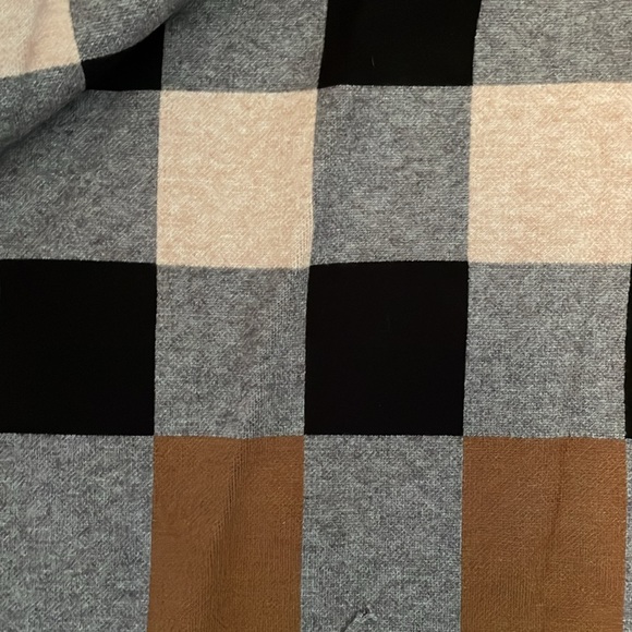 New Women’s cashmere blend cape with detachable fur collar. Belle Fare brand. - Picture 6 of 9